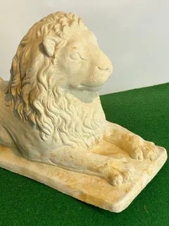 Paar liegende Löwen, Gartenskulpturen aus Sandsteinguss, barocke Form, Ansicht 2