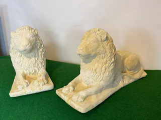 Paar liegende Löwen, Gartenskulpturen aus Sandsteinguss, barocke Form, Ansicht 3