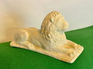 Paar liegende Löwen, Gartenskulpturen aus Sandsteinguss, barocke Form, Ansicht 4