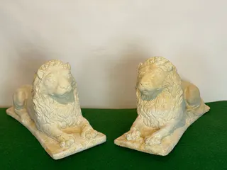 Paar liegende Löwen, Gartenskulpturen aus Sandsteinguss, barocke Form, Ansicht 5