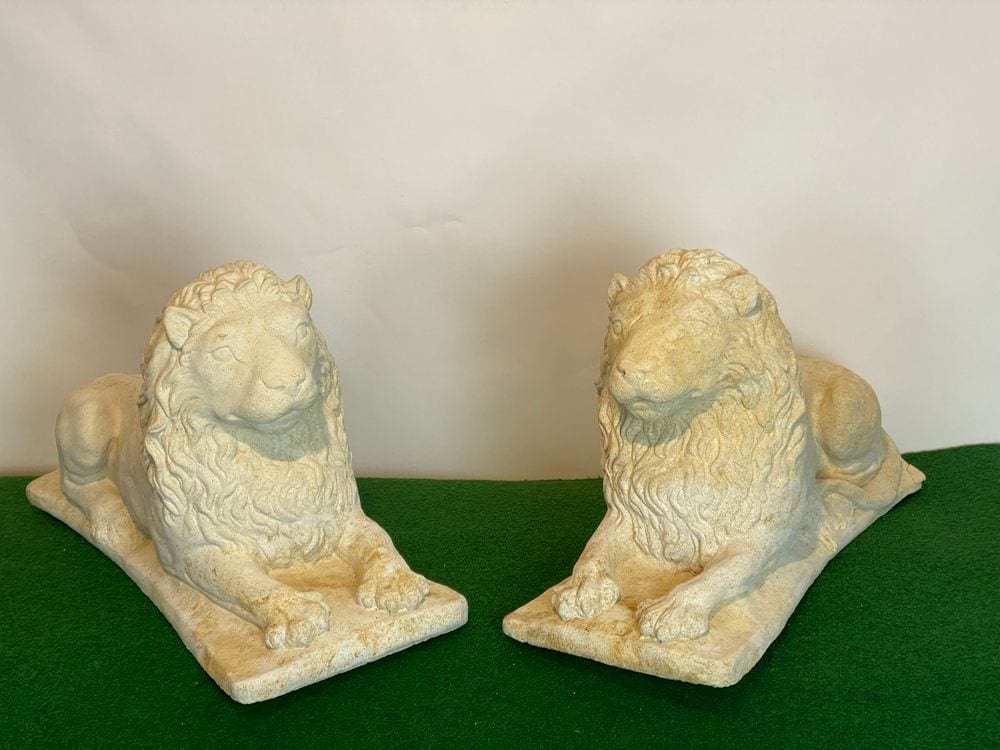 Paar liegende Löwen, Gartenskulpturen aus Sandsteinguss, barocke Form, Ansicht 5