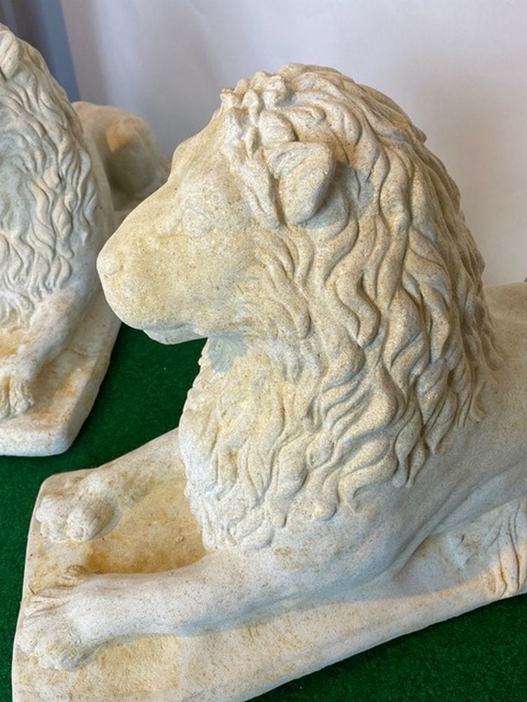 Paar liegende Löwen, Gartenskulpturen aus Sandsteinguss, barocke Form, Ansicht 6
