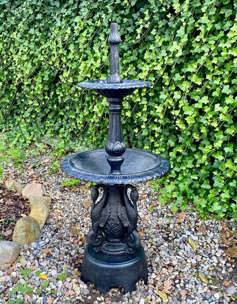 Etagenbrunnen mit drei Schwänen, Gusseisen, Ansicht 1