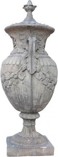 Ziervase aus Steinguss im klassizistischen Stil, mit Ranken und Akanthus, Ansicht 2
