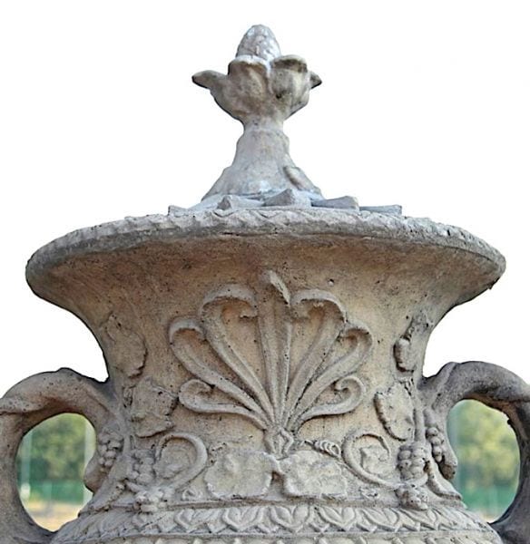 Ziervase aus Steinguss im klassizistischen Stil, mit Ranken und Akanthus, Ansicht 3