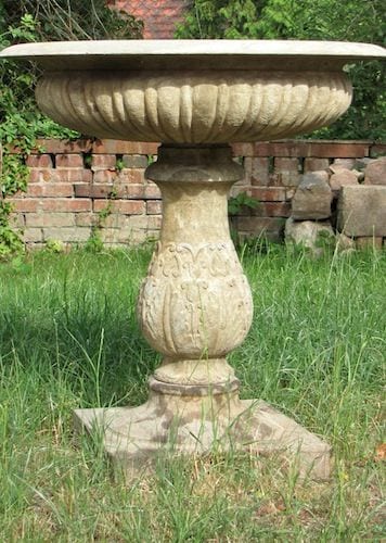 Brunnenschale aus Basalt, handgehauen, Ansicht 2