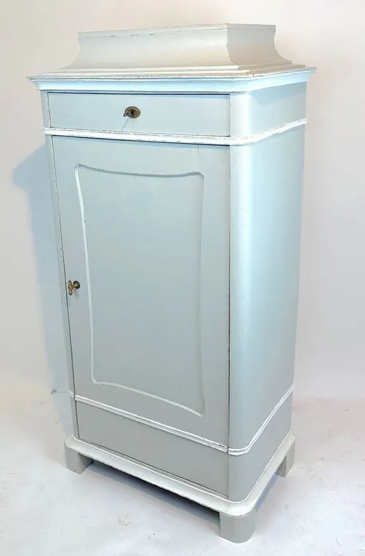 Biedermeier-Pfeilerschrank, Eiche, grau-weiß gefasst, um 1830