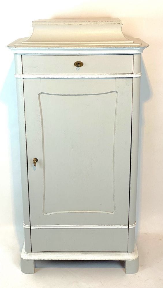 Biedermeier-Pfeilerschrank, Eiche, grau-weiß gefasst, um 1830, Ansicht 2