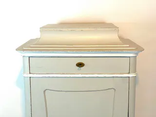 Biedermeier-Pfeilerschrank, Eiche, grau-weiß gefasst, um 1830, Ansicht 3