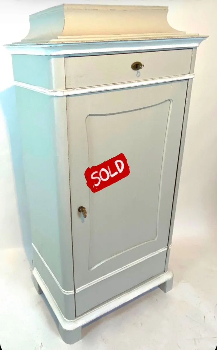 Biedermeier-Pfeilerschrank, Eiche, grau-weiß gefasst, um 1830, Ansicht 4