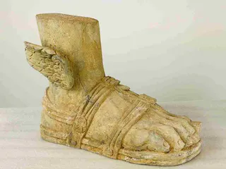 Steinskulptur „Geflügelter Fuß des Hermes“, Sandstein, handgehauen, Ansicht 1