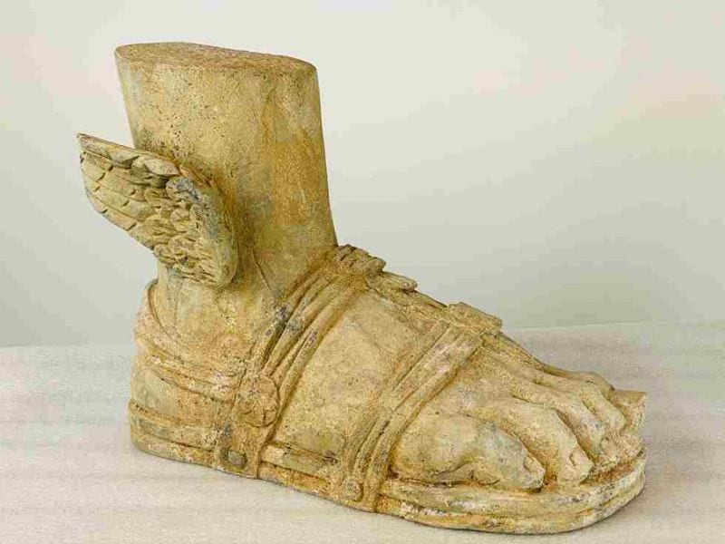 Steinskulptur „Geflügelter Fuß des Hermes“, Sandstein, handgehauen