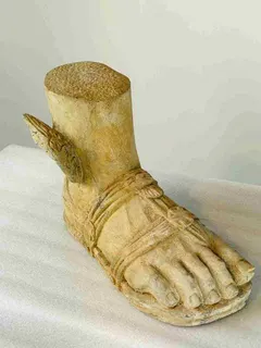 Steinskulptur „Geflügelter Fuß des Hermes“, Sandstein, handgehauen, Ansicht 2