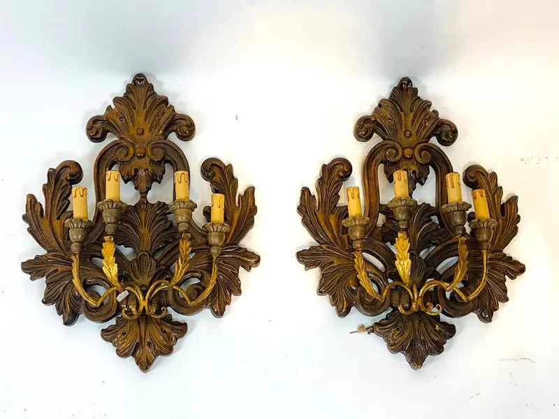 Paar große Wandappliken, Lindenholz geschnitzt, vierflammig, Anfang 20. Jh.