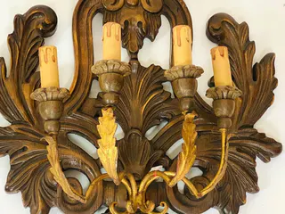 Paar große Wandappliken, Lindenholz geschnitzt, vierflammig, Anfang 20. Jh., Ansicht 4