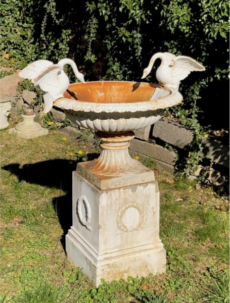 Mediterraner Schwanenbrunnen, Brunnenschale aus Gusseisen, weiß mit Rostoptik
