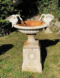 Mediterraner Schwanenbrunnen, Brunnenschale aus Gusseisen, weiß mit Rostoptik, Ansicht 2
