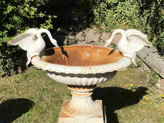 Mediterraner Schwanenbrunnen, Brunnenschale aus Gusseisen, weiß mit Rostoptik, Ansicht 3