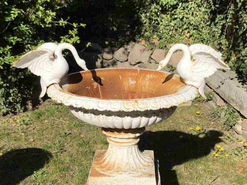 Mediterraner Schwanenbrunnen, Brunnenschale aus Gusseisen, weiß mit Rostoptik, Ansicht 3
