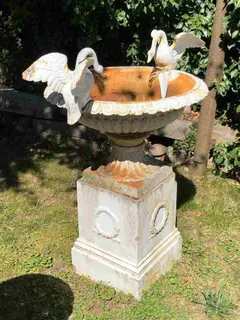 Mediterraner Schwanenbrunnen, Brunnenschale aus Gusseisen, weiß mit Rostoptik, Ansicht 4