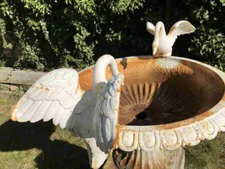 Mediterraner Schwanenbrunnen, Brunnenschale aus Gusseisen, weiß mit Rostoptik, Ansicht 5
