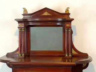 Stollenschrank mit bleiverglaster Vitrine, Mahagoni, Groschkus Berlin, um 1900, Ansicht 3