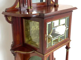 Stollenschrank mit bleiverglaster Vitrine, Mahagoni, Groschkus Berlin, um 1900, Ansicht 5