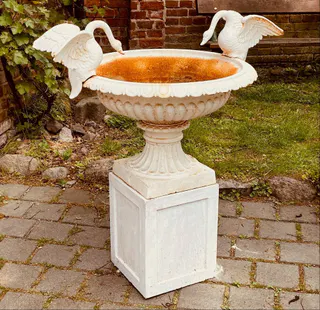 Schwanenbrunnen, Brunnenschale aus Gusseisen auf Sandsteinsockel, Ansicht 1