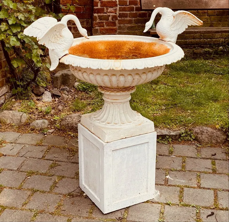 Schwanenbrunnen, Brunnenschale aus Gusseisen auf Sandsteinsockel