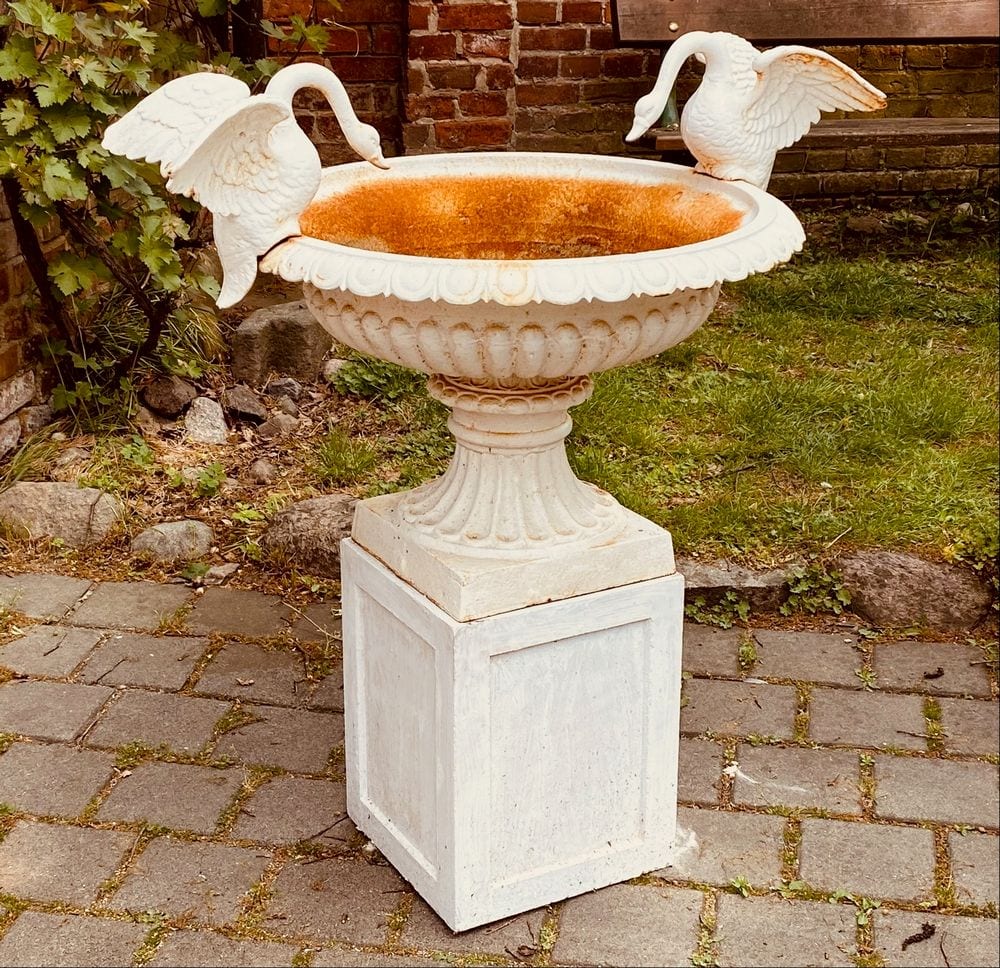 Schwanenbrunnen, Brunnenschale aus Gusseisen auf Sandsteinsockel, Ansicht 1