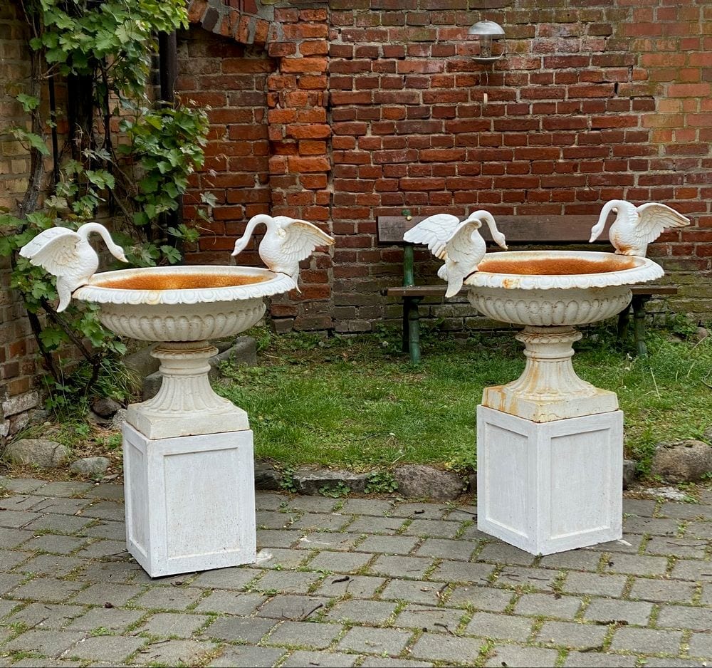 Schwanenbrunnen, Brunnenschale aus Gusseisen auf Sandsteinsockel, Ansicht 2