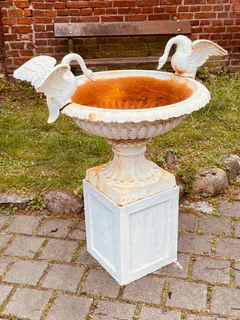 Schwanenbrunnen, Brunnenschale aus Gusseisen auf Sandsteinsockel, Ansicht 3