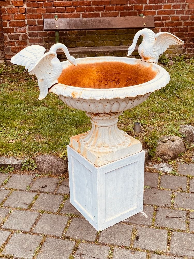 Schwanenbrunnen, Brunnenschale aus Gusseisen auf Sandsteinsockel, Ansicht 3