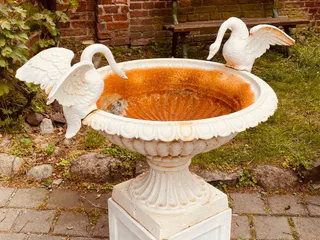 Schwanenbrunnen, Brunnenschale aus Gusseisen auf Sandsteinsockel, Ansicht 4
