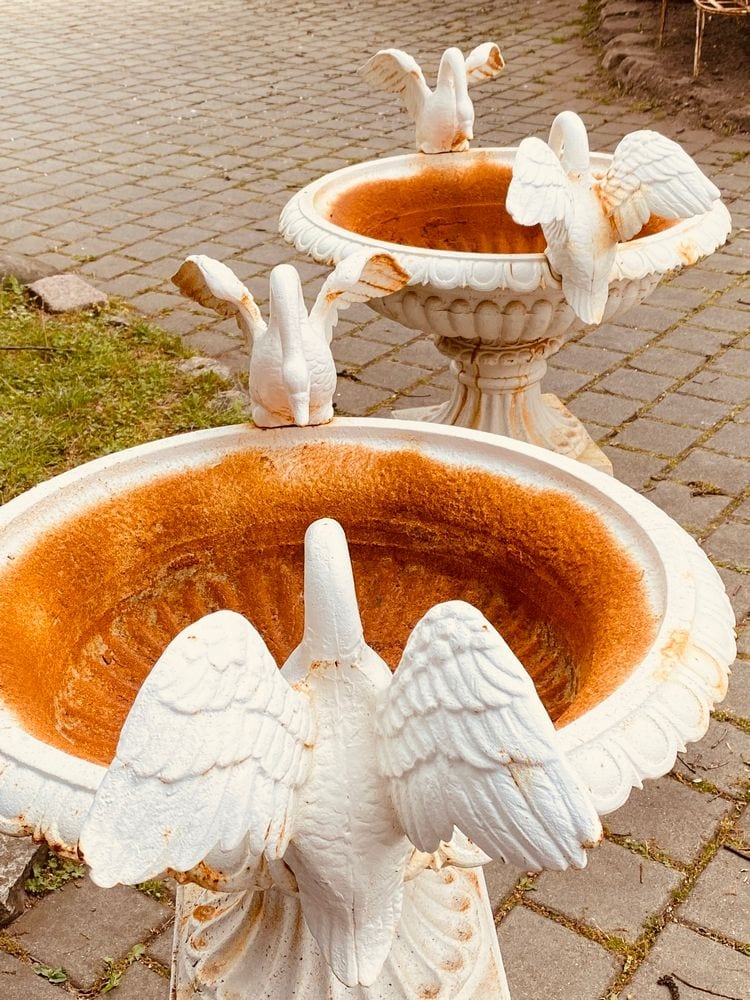 Schwanenbrunnen, Brunnenschale aus Gusseisen auf Sandsteinsockel, Ansicht 5