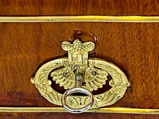 Antiker nierenförmiger Schreibtisch, Mahagoni mit Messingleisten, Frankreich, 19. Jh., Ansicht 4