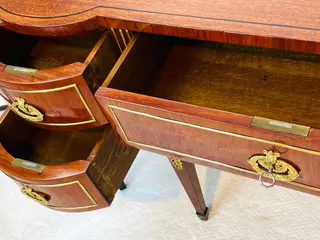 Antiker nierenförmiger Schreibtisch, Mahagoni mit Messingleisten, Frankreich, 19. Jh., Ansicht 7
