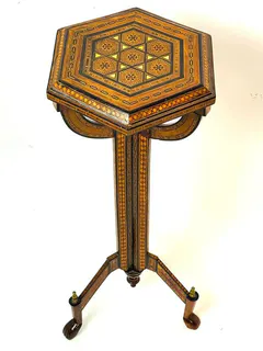 Kleines marokkanisches Beistelltischchen mit Einlegearbeiten, 19./20. Jh., Ansicht 1