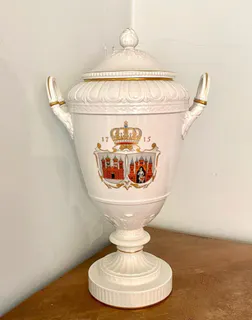 KPM Berlin, große Deckelvase „Weimarer Form“, Jubiläumsausführung für die Stadt Brandenburg, 1930, Ansicht 2