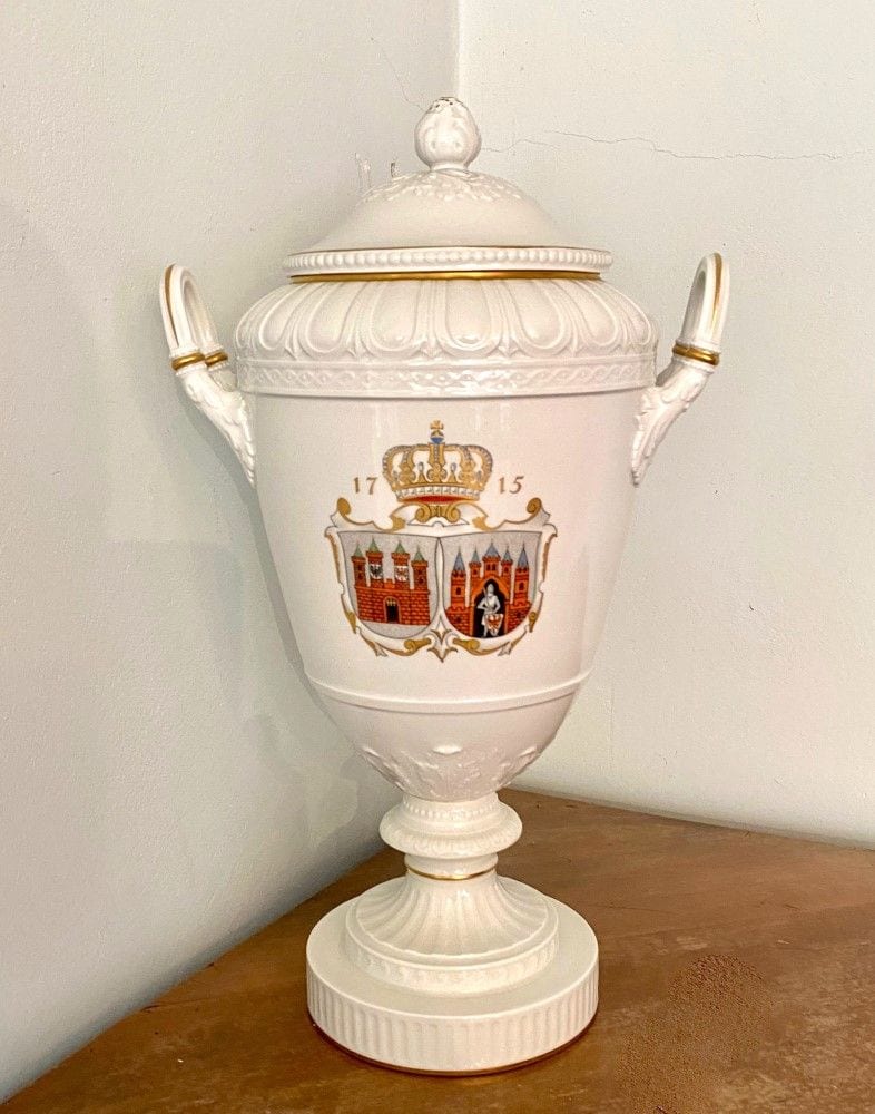 KPM Berlin, große Deckelvase „Weimarer Form“, Jubiläumsausführung für die Stadt Brandenburg, 1930, Ansicht 2