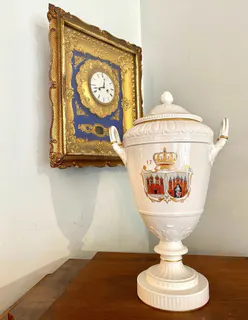 KPM Berlin, große Deckelvase „Weimarer Form“, Jubiläumsausführung für die Stadt Brandenburg, 1930, Ansicht 3