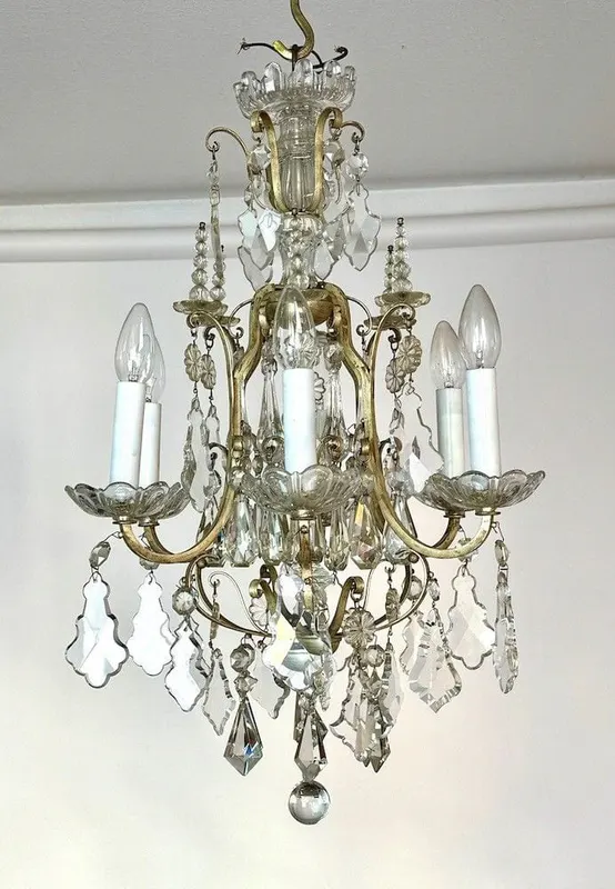 Französischer Deckenlüster im Louis-XIV-Stil, sechsarmig, mit Glasprismen, Anfang 20. Jh.