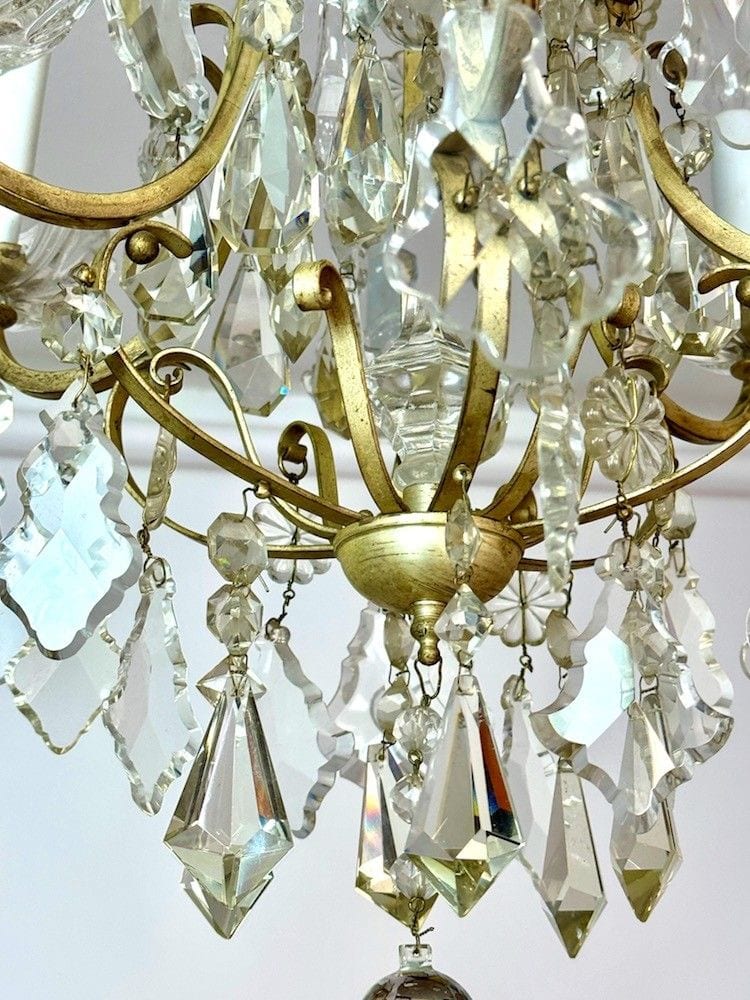 Französischer Deckenlüster im Louis-XIV-Stil, sechsarmig, mit Glasprismen, Anfang 20. Jh., Ansicht 3