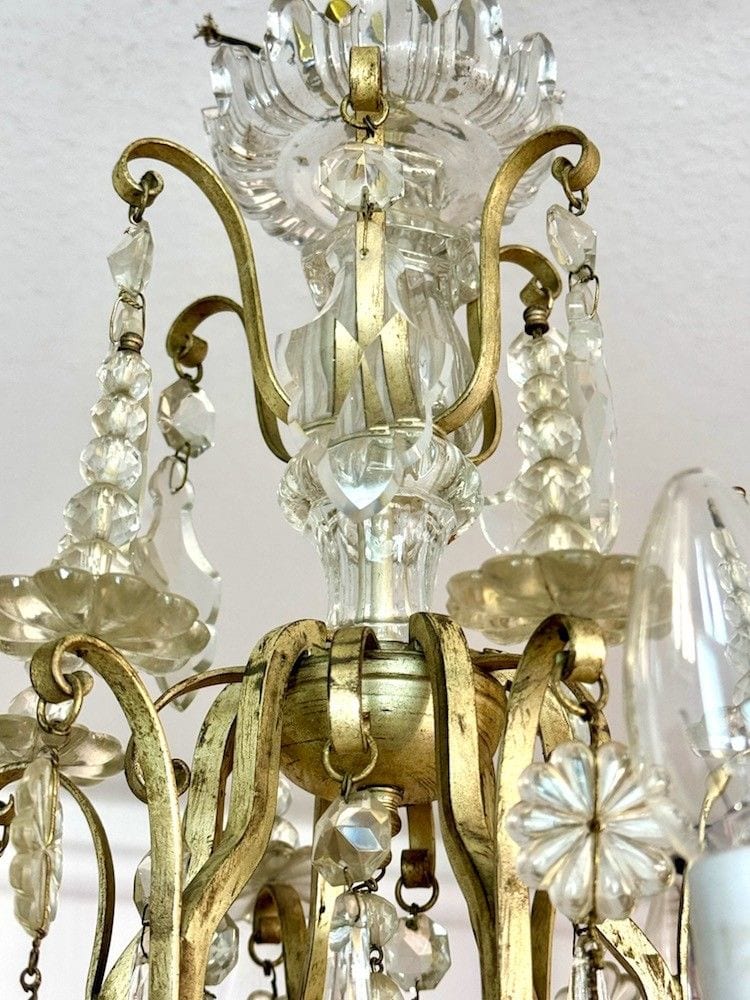 Französischer Deckenlüster im Louis-XIV-Stil, sechsarmig, mit Glasprismen, Anfang 20. Jh., Ansicht 4