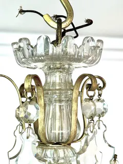 Französischer Deckenlüster im Louis-XIV-Stil, sechsarmig, mit Glasprismen, Anfang 20. Jh., Ansicht 5