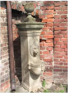 Vierseitiger Pfeilerbrunnen aus Blaustein, handgeschlagen