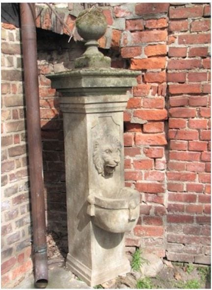 Vierseitiger Pfeilerbrunnen aus Blaustein, handgeschlagen
