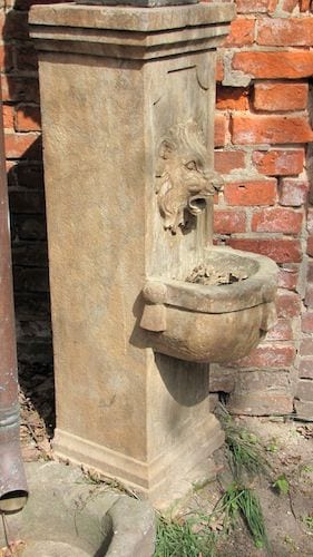 Vierseitiger Pfeilerbrunnen aus Blaustein, handgeschlagen, Ansicht 2
