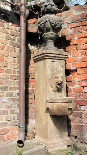 Vierseitiger Pfeilerbrunnen aus Blaustein, handgeschlagen, Ansicht 3