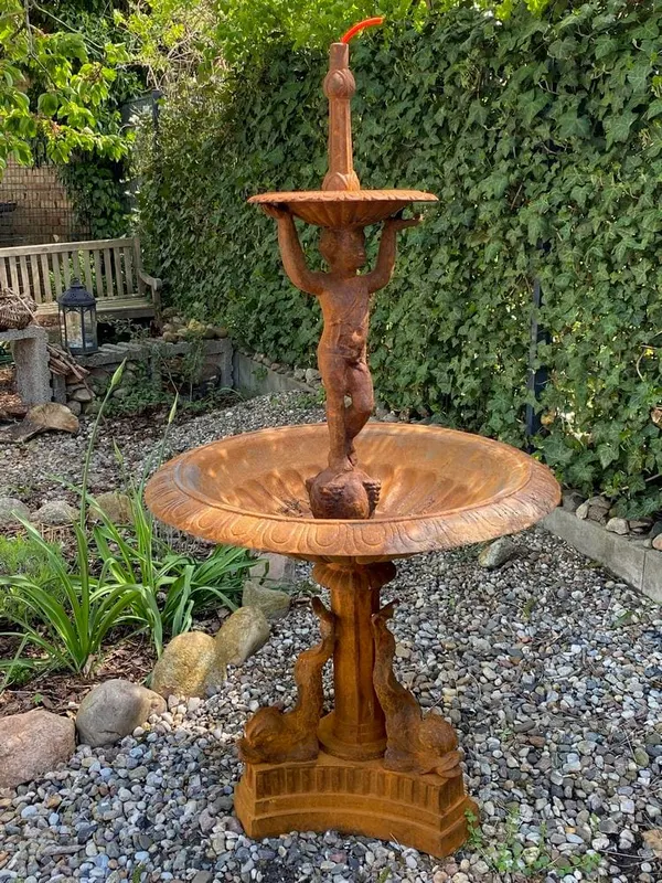 Etagenbrunnen mit drei Delfinen, Gusseisen